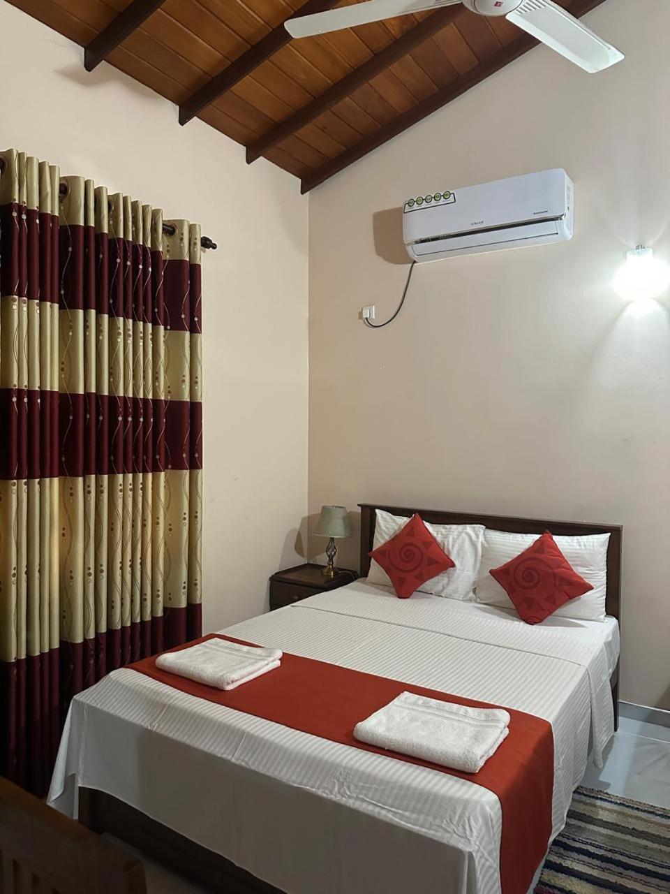 Lahiru Airport Villa Andiambalama Ngoại thất bức ảnh