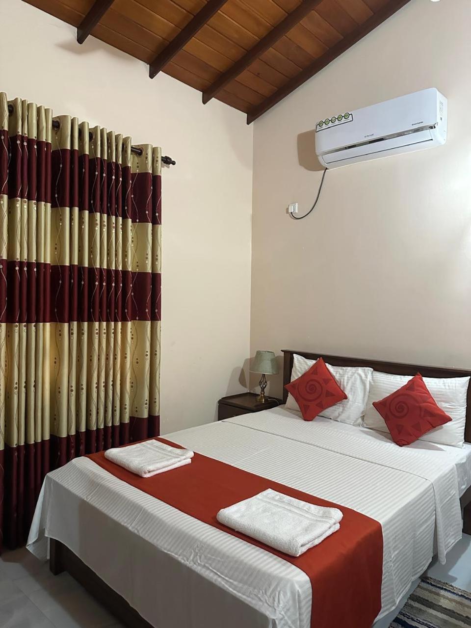 Lahiru Airport Villa Andiambalama Ngoại thất bức ảnh