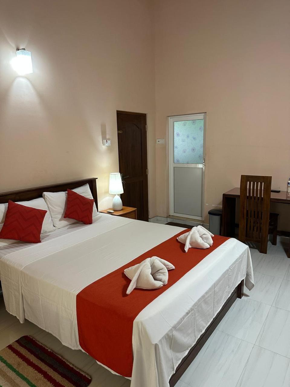 Lahiru Airport Villa Andiambalama Ngoại thất bức ảnh