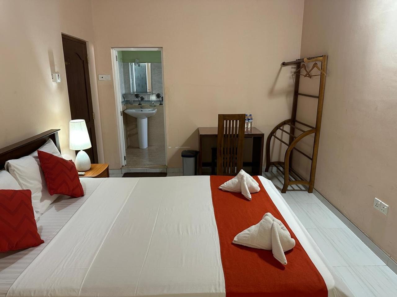 Lahiru Airport Villa Andiambalama Ngoại thất bức ảnh